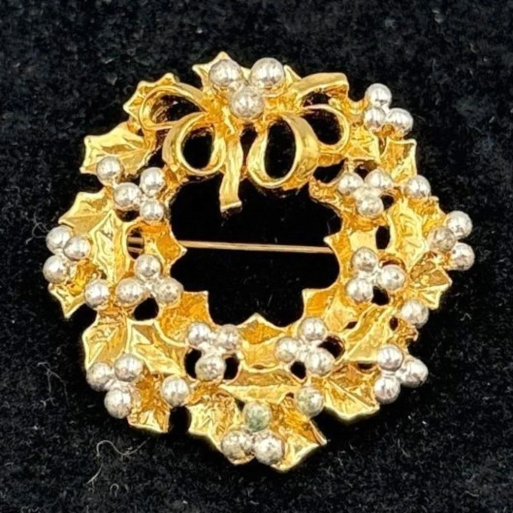 Vintage Gold-Tone Christmas Wreath Brooch Rhinestones & Bow Statement Detail Y2K